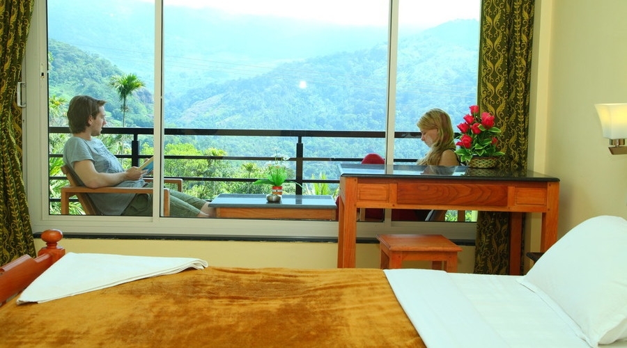 Which is the best family friendly stay in Munnar?